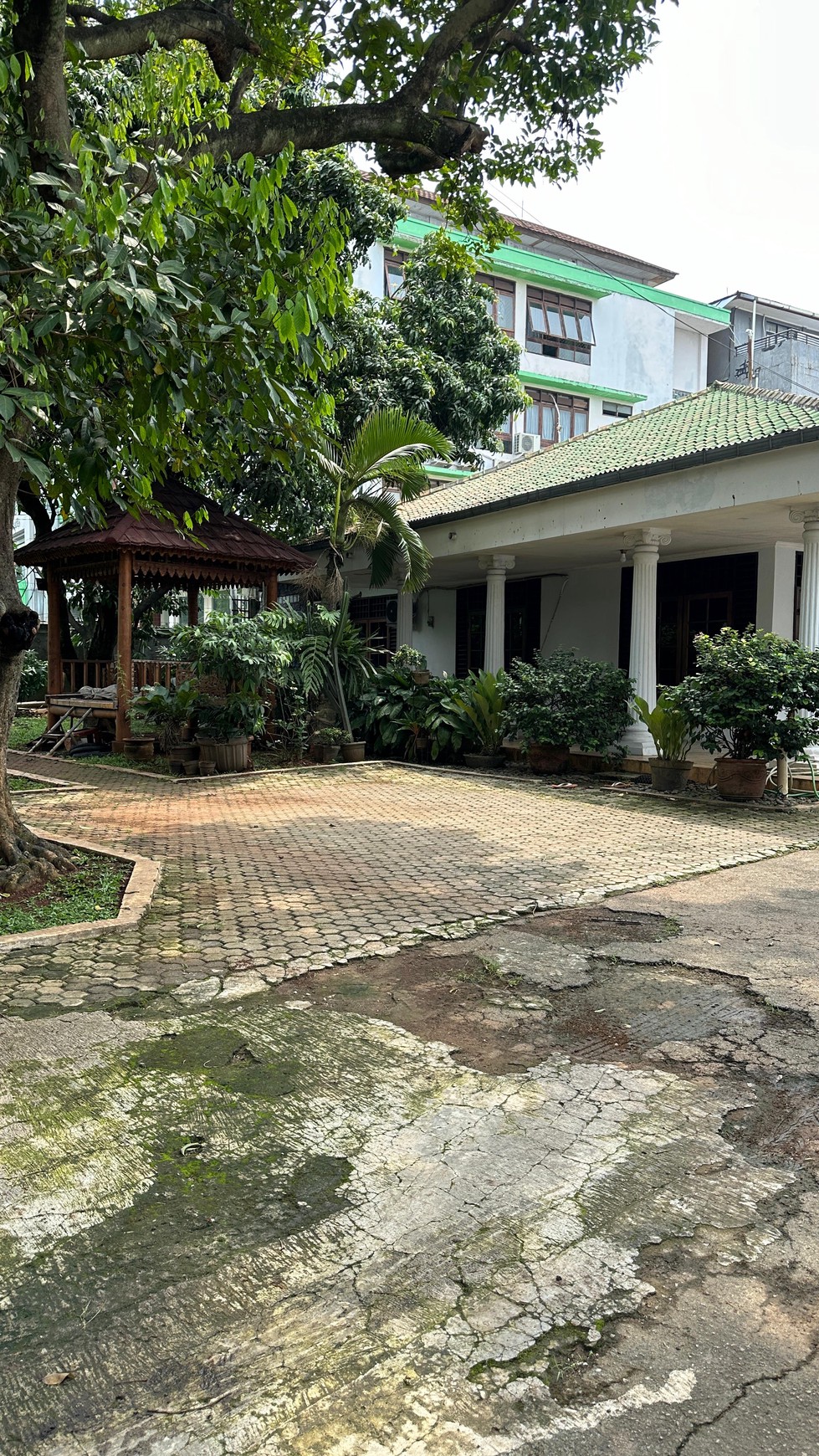 Rumah dengan Halaman Luas di Lebak Bulus Raya Jakarta Selatan