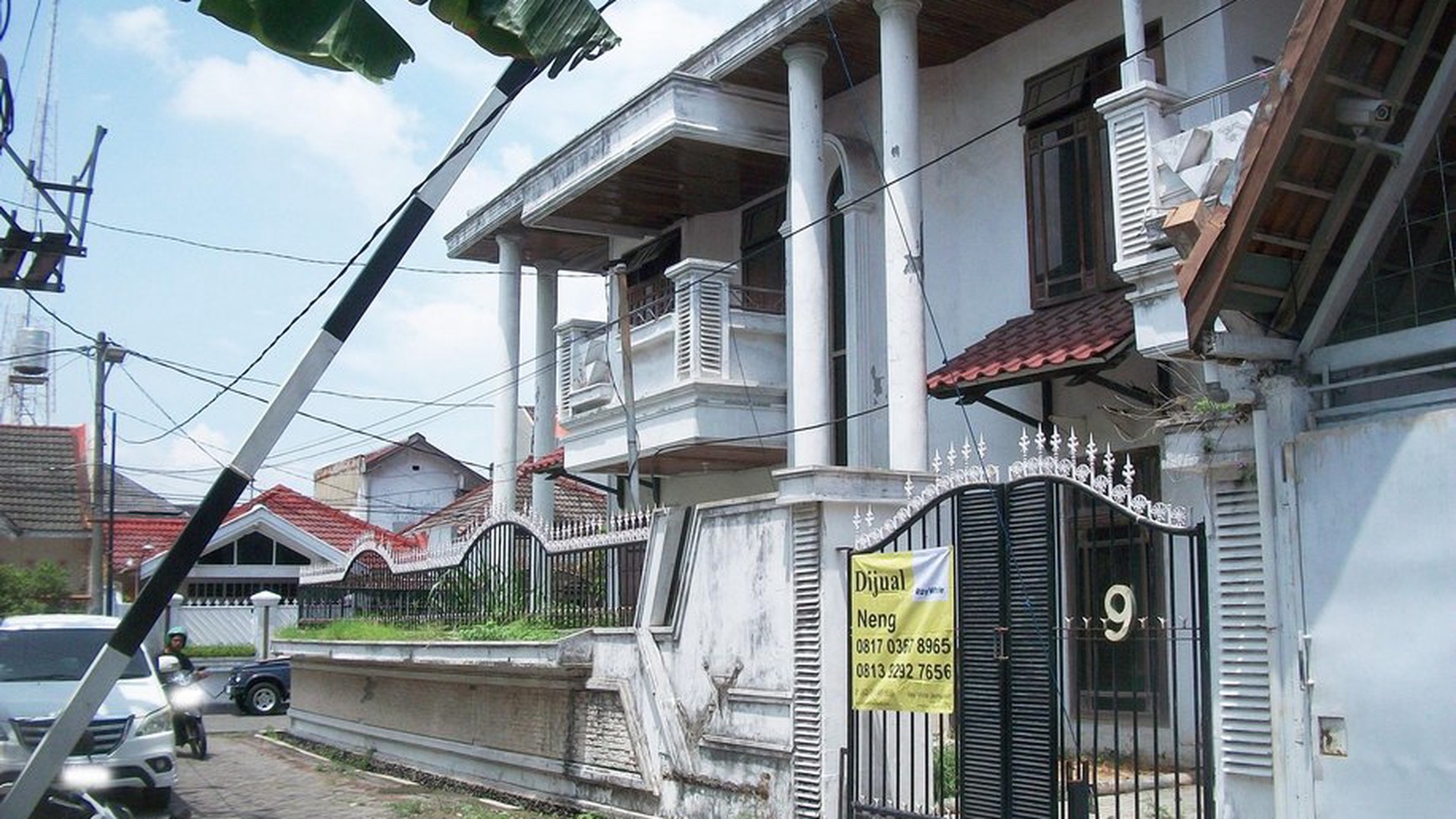 Rumah di Simpang Darmo Permai Selatan Surabaya Barat, 2 Lantai, Hook/Pojokan, Siap Huni