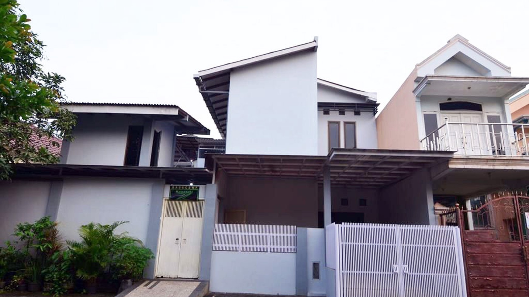 Rumah di Puri Surya Jaya Taman Paris Sidoarjo, K.Tidur 4 + 1, SHM, Bagus + Terawat, Siap Huni !!! - LT -