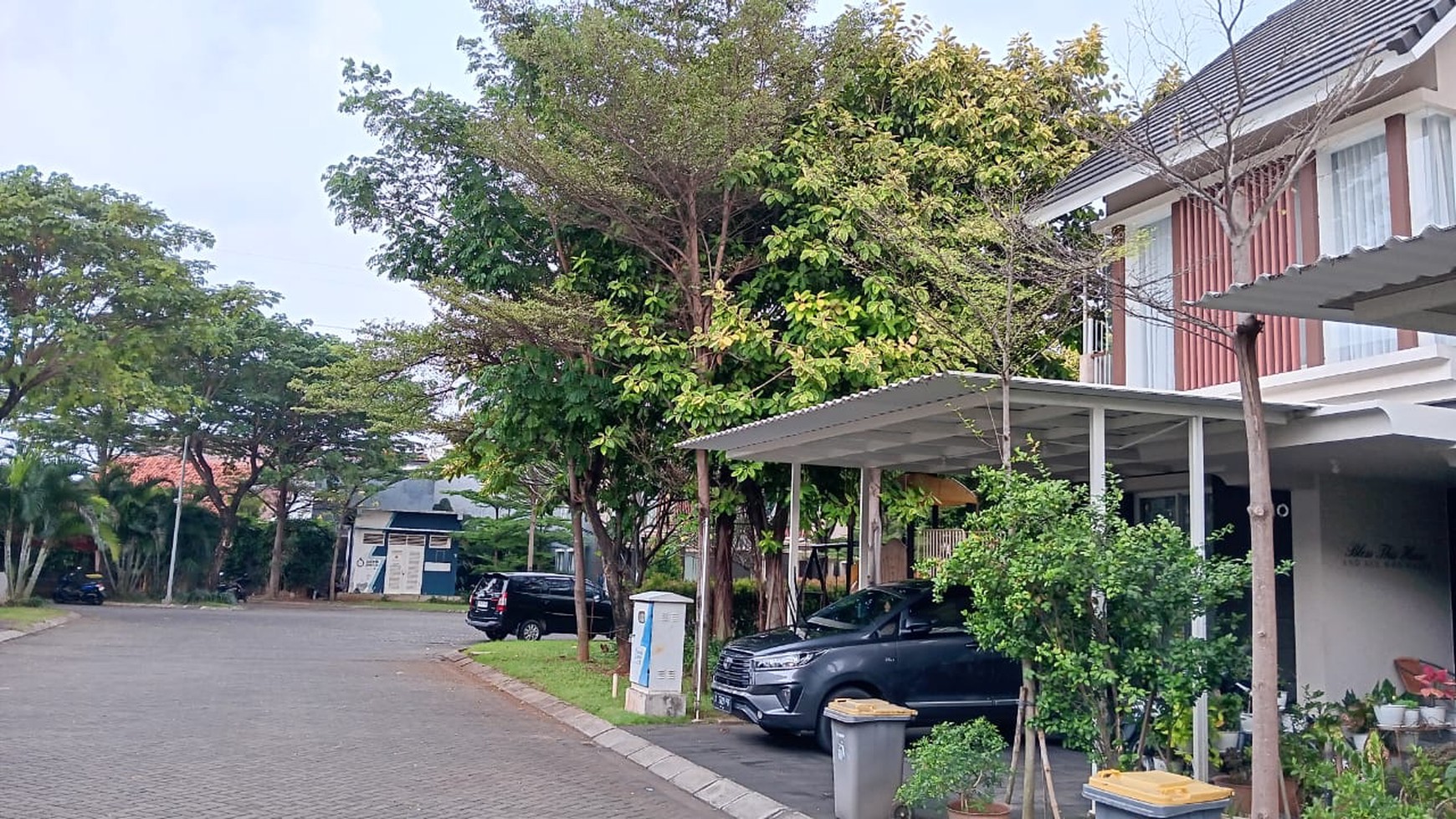 Rumah Cantik di Clover Hill Residence dengan taman di Petukangan Utara