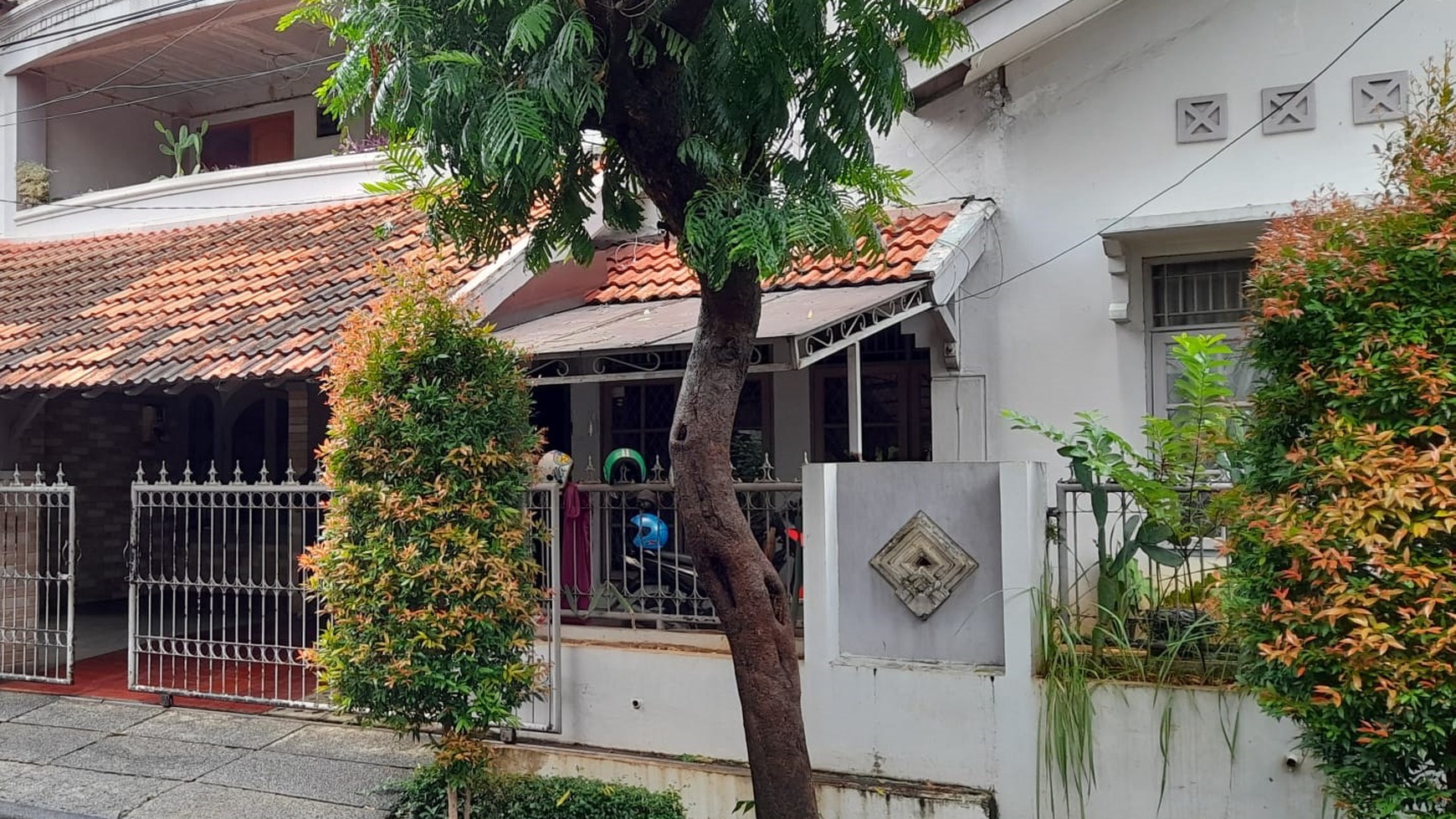 Rumah Sektor 3A Bintaro dijual 3 unit rmh berderet dekat dg Bintaro Plaza, RS Mitra Keluarga, sklh PJ dan st kereta Pd Ranji...