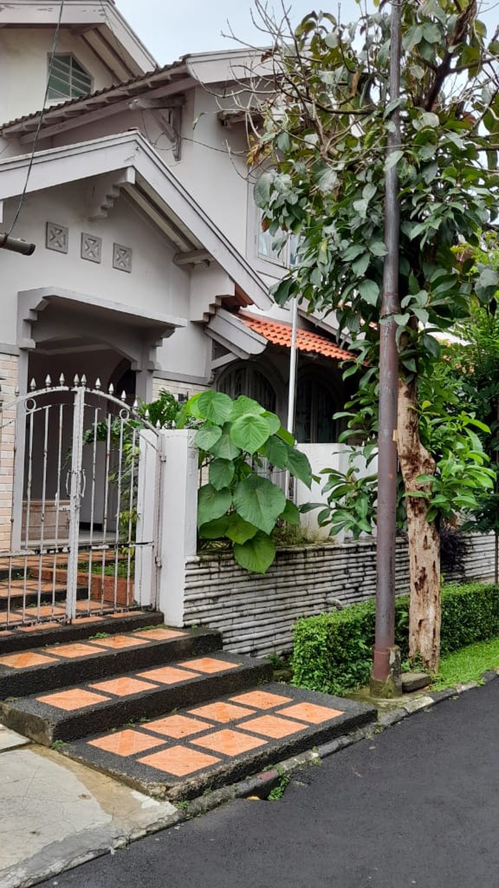 Rumah Sektor 3A Bintaro dijual 3 unit rmh berderet dekat dg Bintaro Plaza, RS Mitra Keluarga, sklh PJ dan st kereta Pd Ranji...