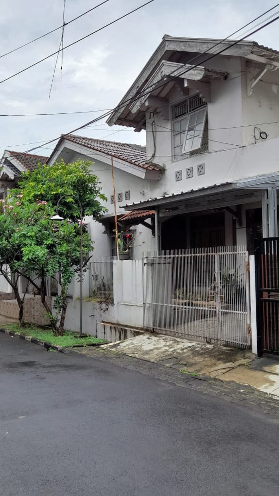 Rumah Sektor 3A Bintaro dijual 3 unit rmh berderet dekat dg Bintaro Plaza, RS Mitra Keluarga, sklh PJ dan st kereta Pd Ranji...