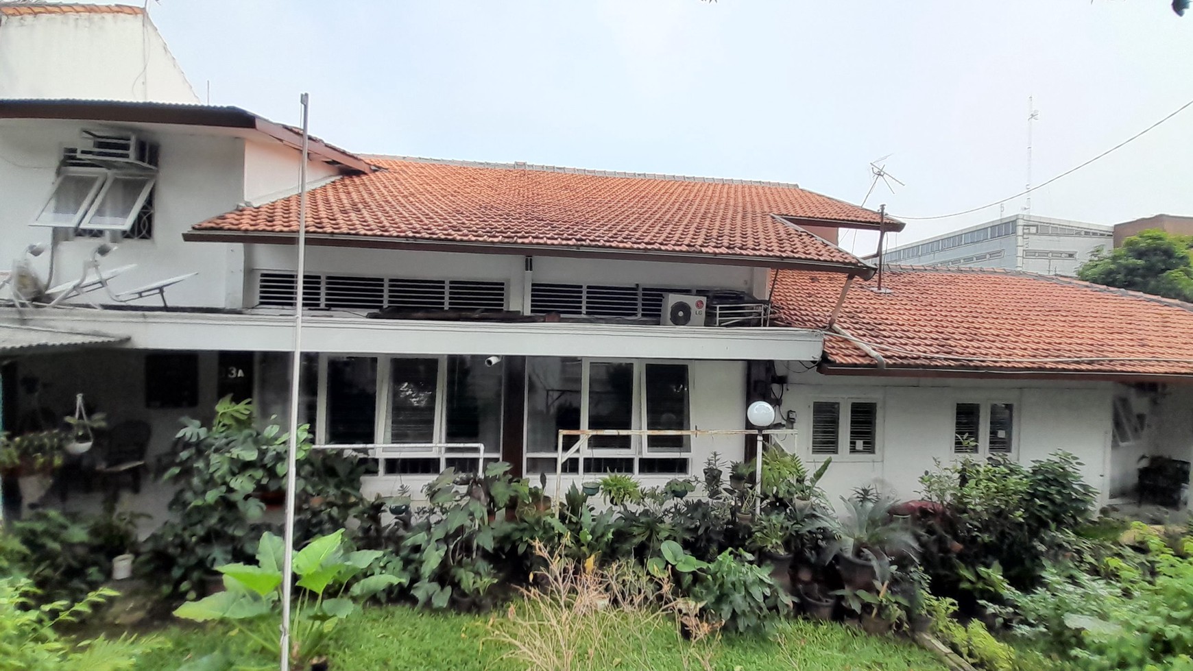 DIJUAL Rumah di Zona Komersial cocok untuk Cafe, Resto dan Showroom