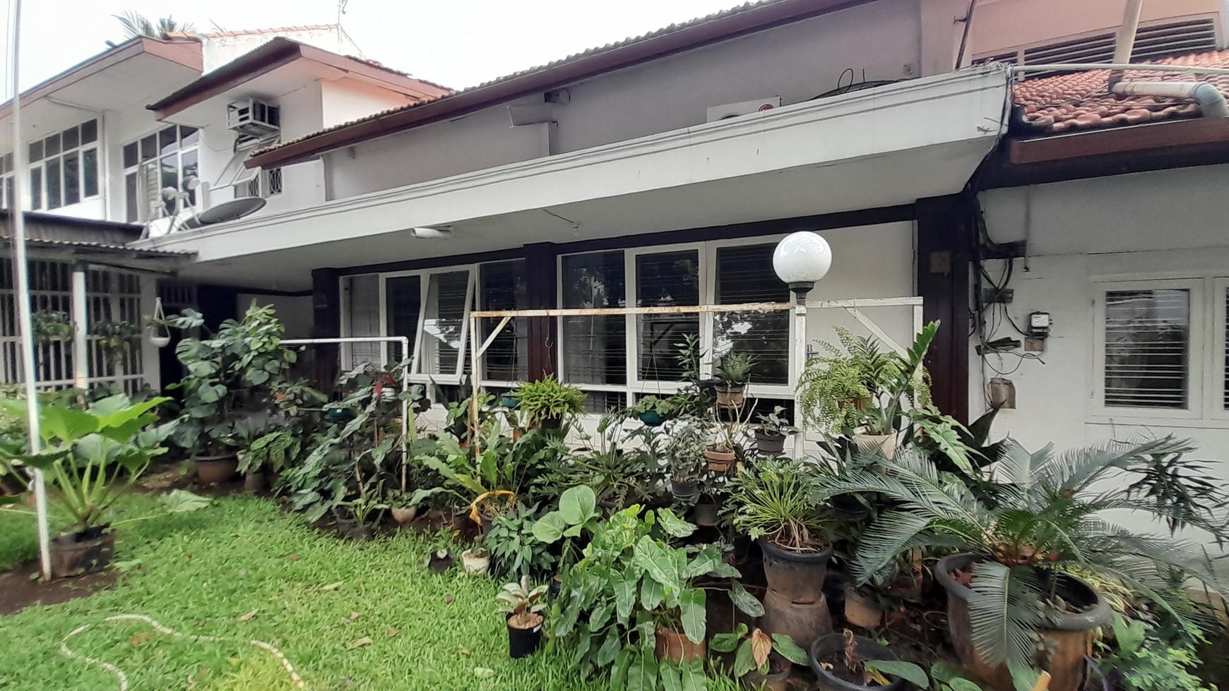 DIJUAL Rumah di Zona Komersial cocok untuk Cafe, Resto dan Showroom