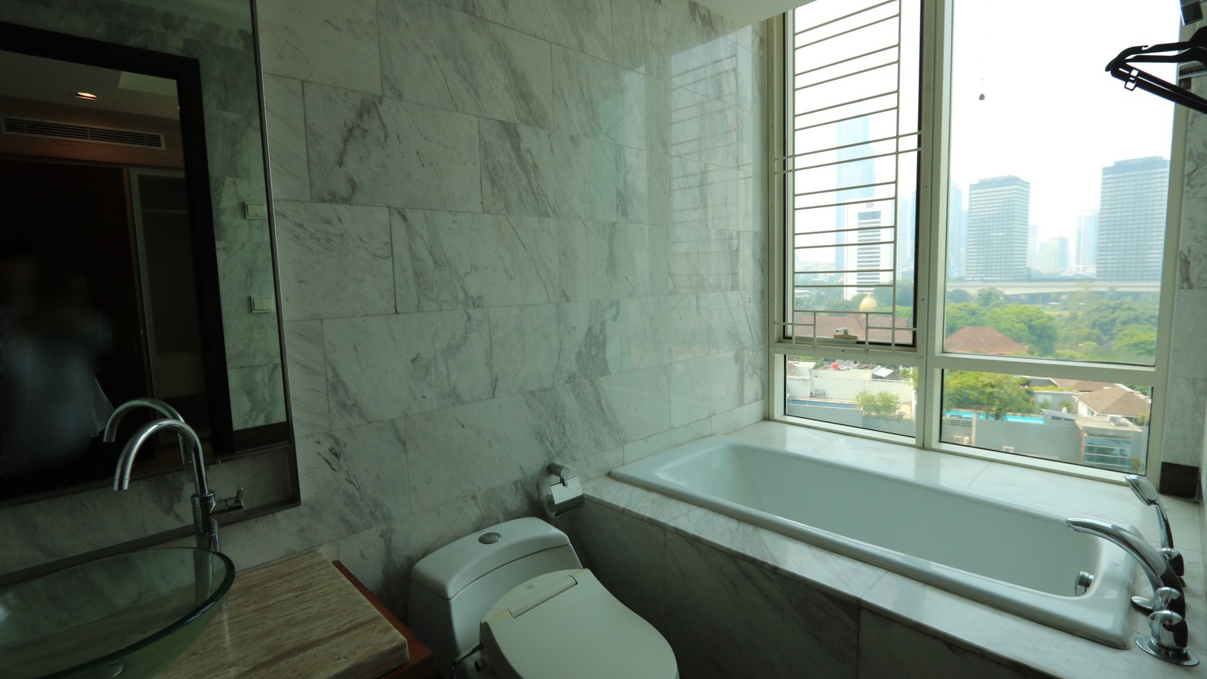 APARTEMEN THE PEAK SUDIRMAN 3 BR 232 m2, FURNISHED, SIAP HUNI, DEKAT SCBD & KUNINGAN #LLDD