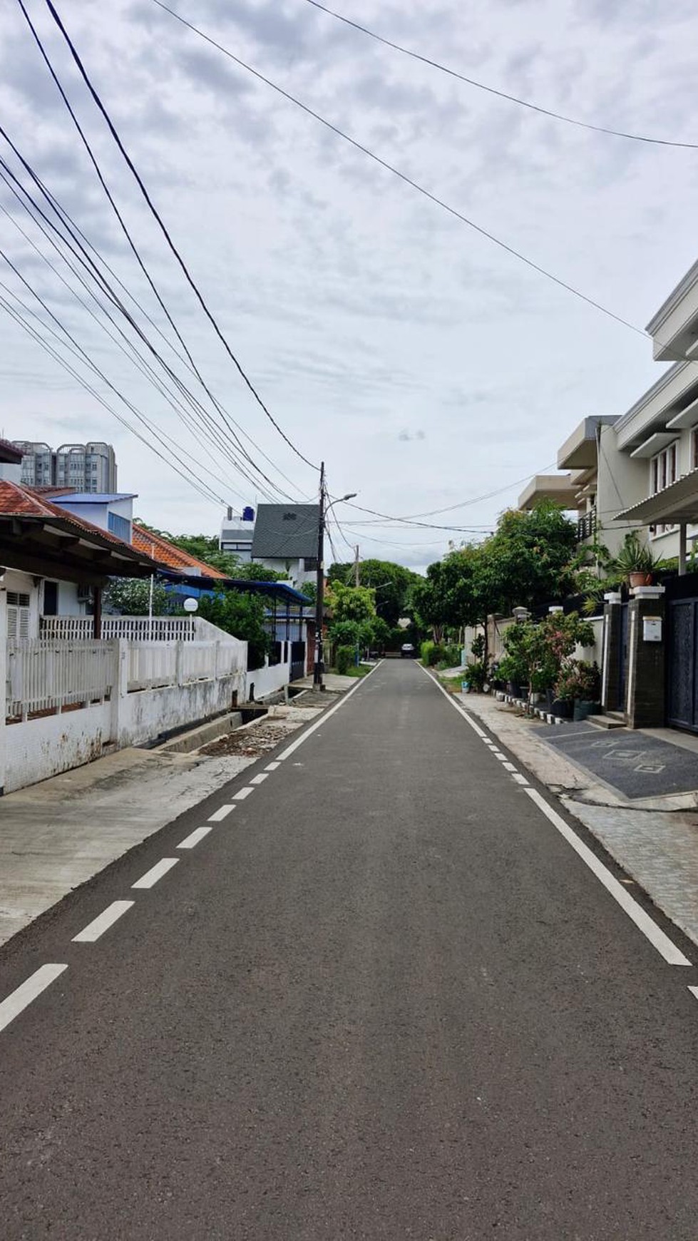 Rumah lama strategis Jl Cempaka Putih Tengah Cempaka Putih Jakpus Jakarta Pusat. Dekat pusat kuliner dan Jl. Cempaka Putih Raya. Cocok untuk usaha, kantor, rumah kost ataupun rumah tinggal.