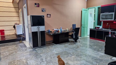 Rumah lama strategis Jl Cempaka Putih Tengah Cempaka Putih Jakpus Jakarta Pusat. Dekat pusat kuliner dan Jl. Cempaka Putih Raya. Cocok untuk usaha, kantor, rumah kost ataupun rumah tinggal.