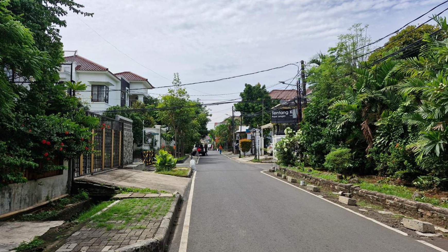 Rumah lama strategis Jl Cempaka Putih Tengah Jakarta Pusat. Dekat pusat kuliner dan Jl. Cempaka Putih Raya. Cocok untuk usaha, kantor, rumah kost ataupun rumah tinggal.