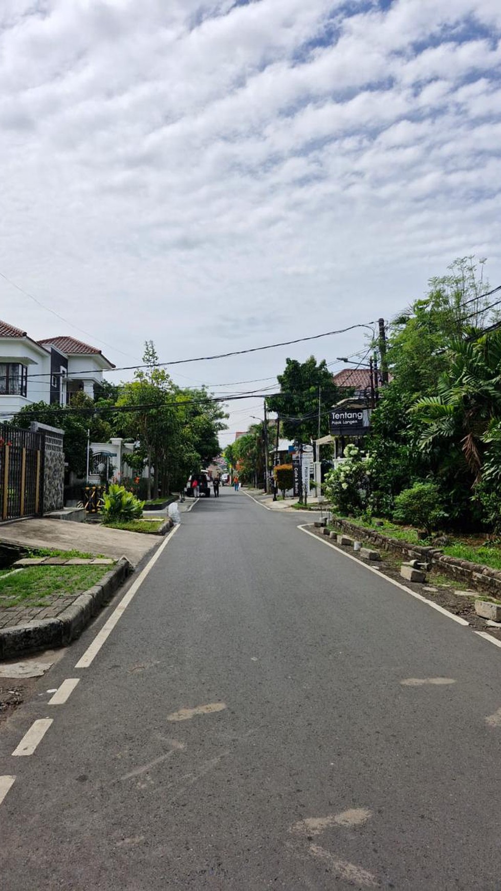 Rumah lama strategis Jl Cempaka Putih Tengah Jakarta Pusat. Dekat pusat kuliner dan Jl. Cempaka Putih Raya. Cocok untuk usaha, kantor, rumah kost ataupun rumah tinggal.