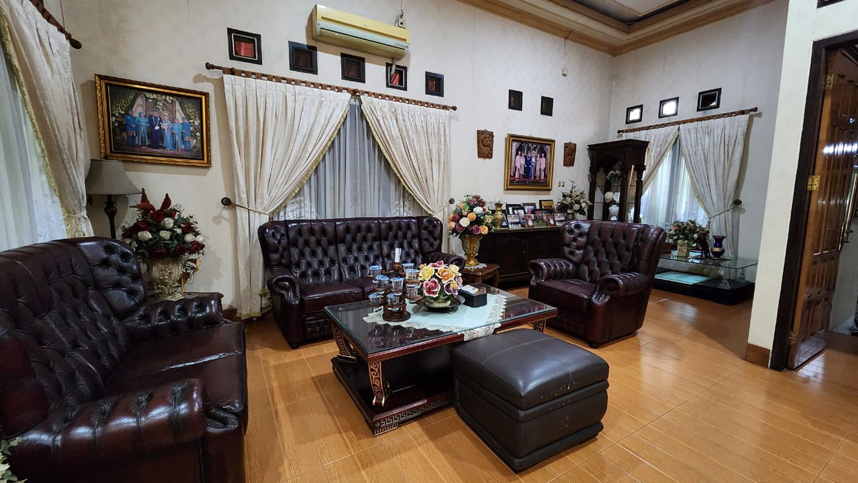 Rumah Mewah Klasik Fully furnished di Pondok Gede