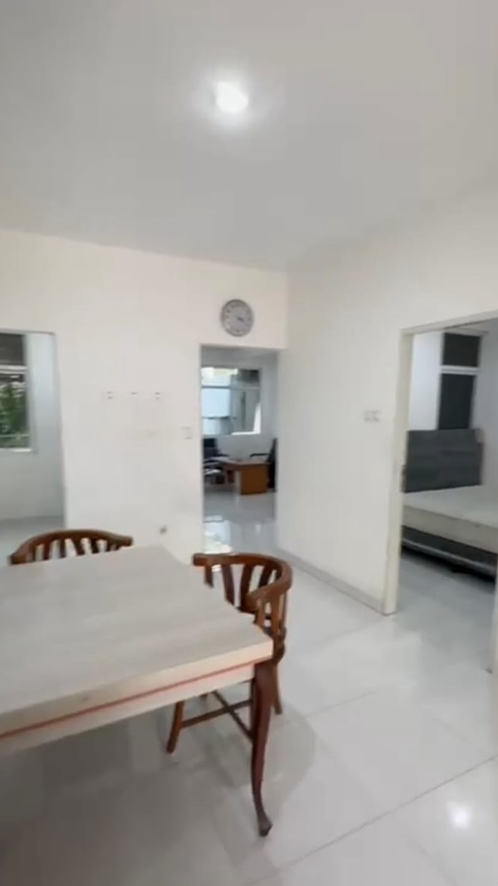 Rumah Siap Huni Baru Renovasi berada diarea BSD Dijual Dengan Harga menarik 