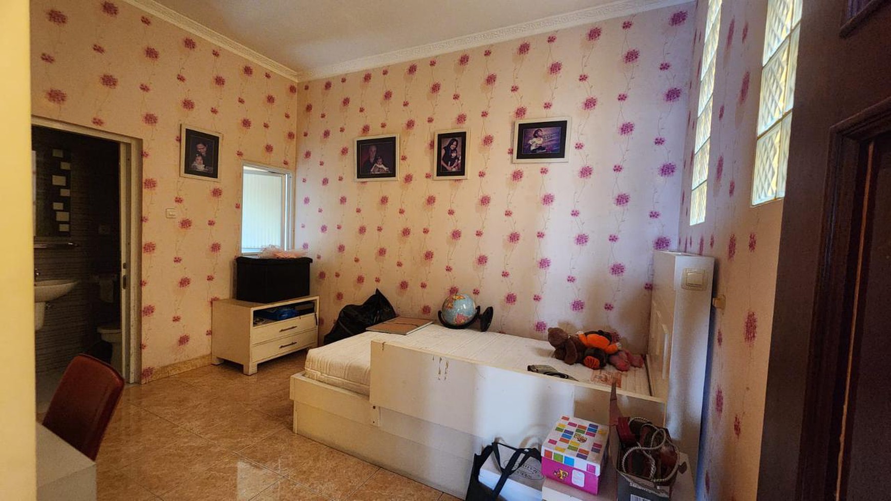 Rumah Ada Rooftop dalam Komplek Strategis di Cinere, Depok - Harga Menarik