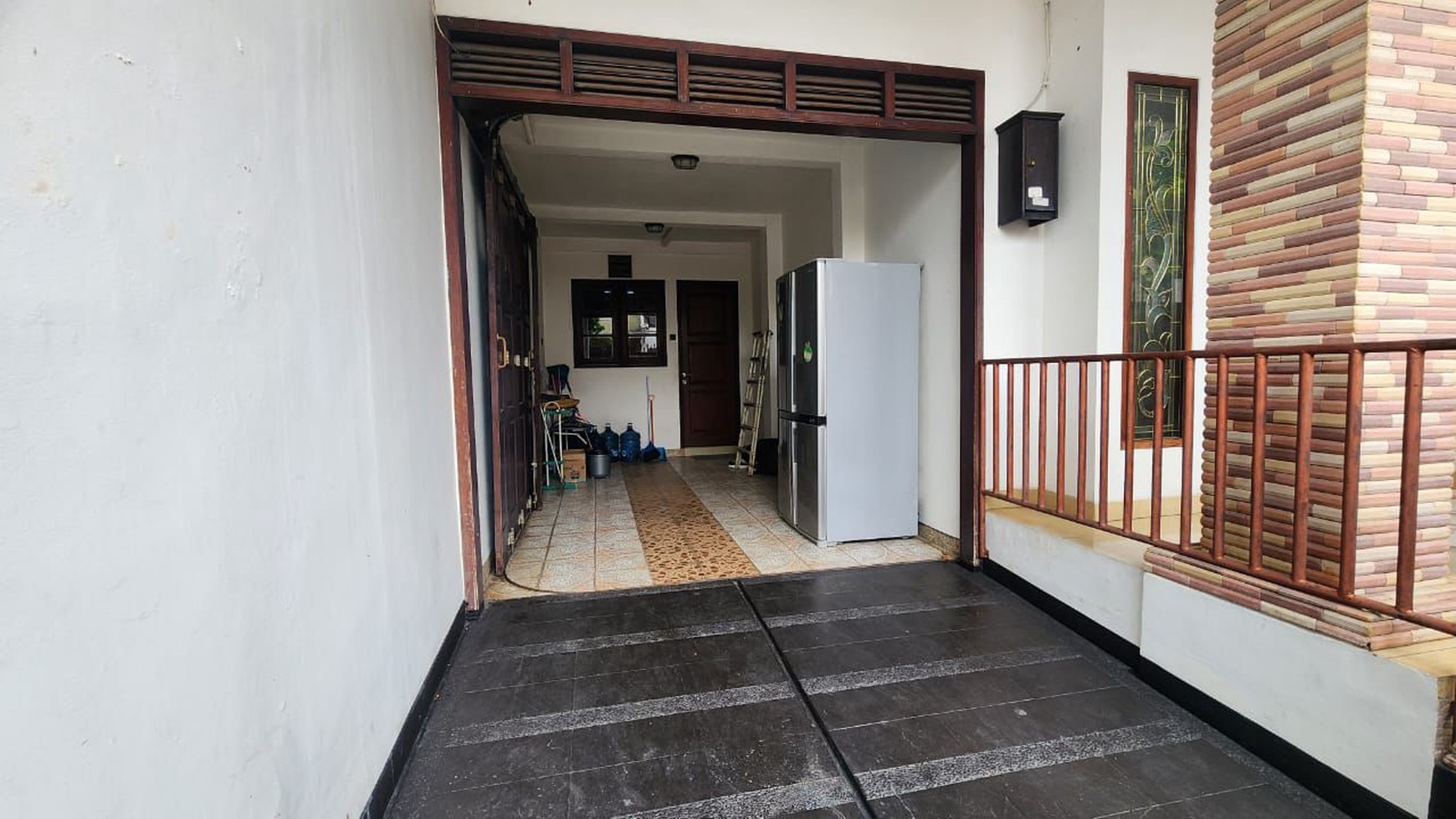 Rumah Ada Rooftop dalam Komplek Strategis di Cinere, Depok - Harga Menarik