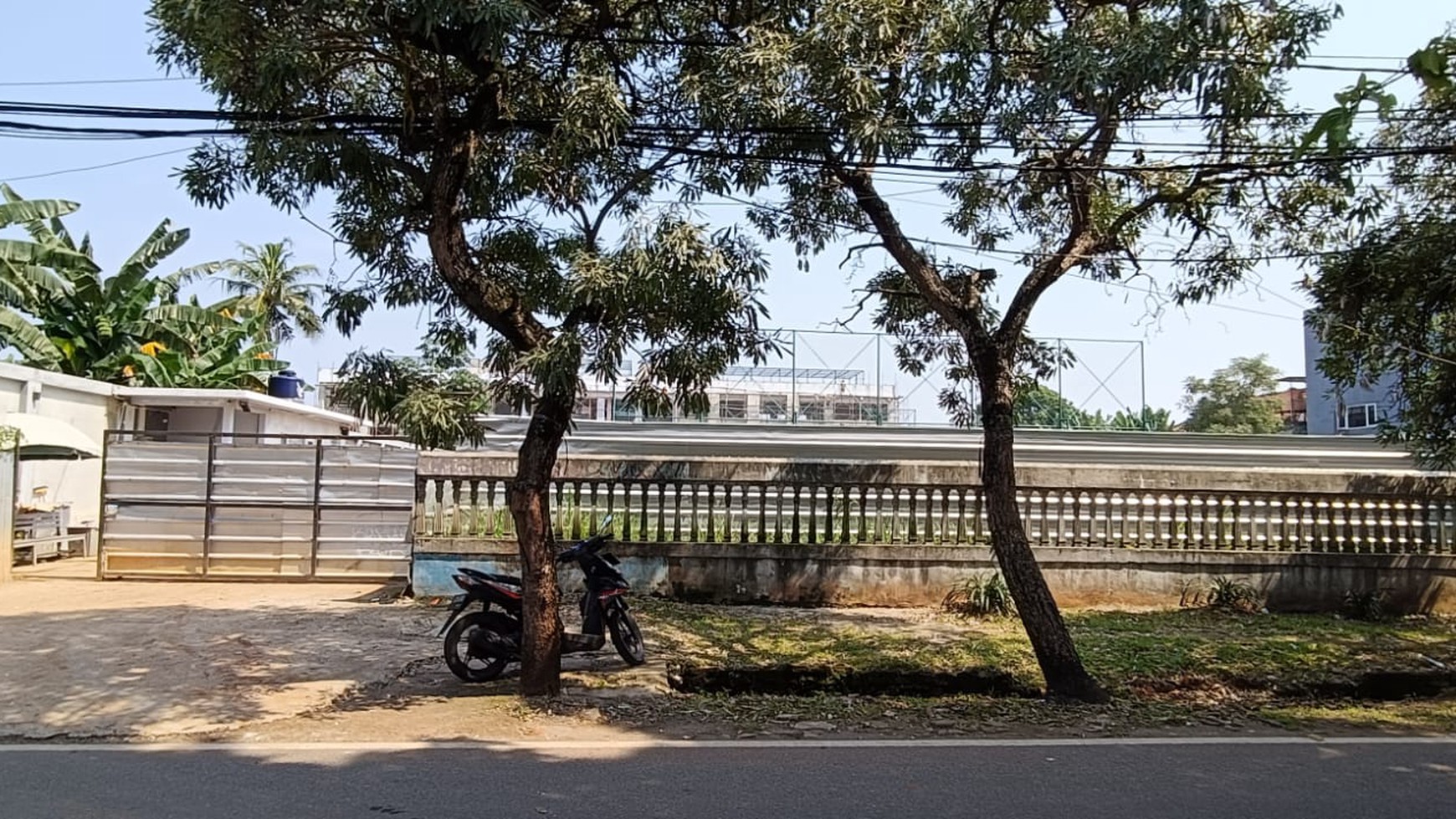 Rumah Lokasi Strategis Pinggir Jalan Raya dan Halaman Luas