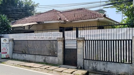 Rumah Lokasi Strategis Pinggir Jalan Raya dan Halaman Luas