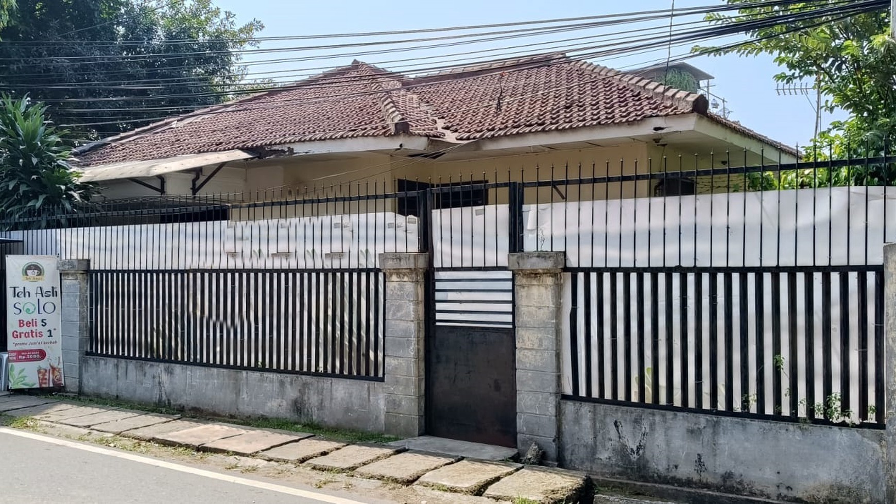 Rumah Lokasi Strategis Pinggir Jalan Raya dan Halaman Luas