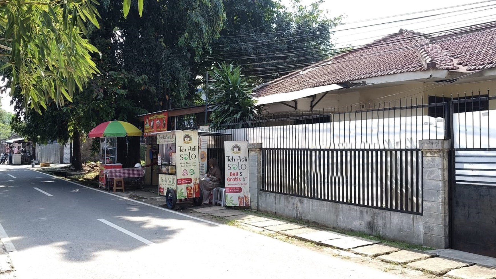 Rumah Lokasi Strategis Pinggir Jalan Raya dan Halaman Luas