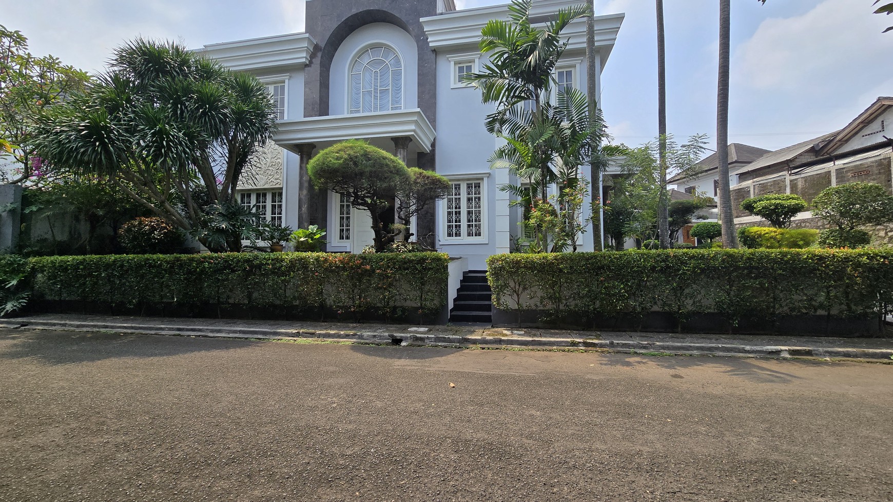 Rumah Bagus Siap Huni Kolam Renang di Graha Taman, Bintaro Jaya Sektor 9