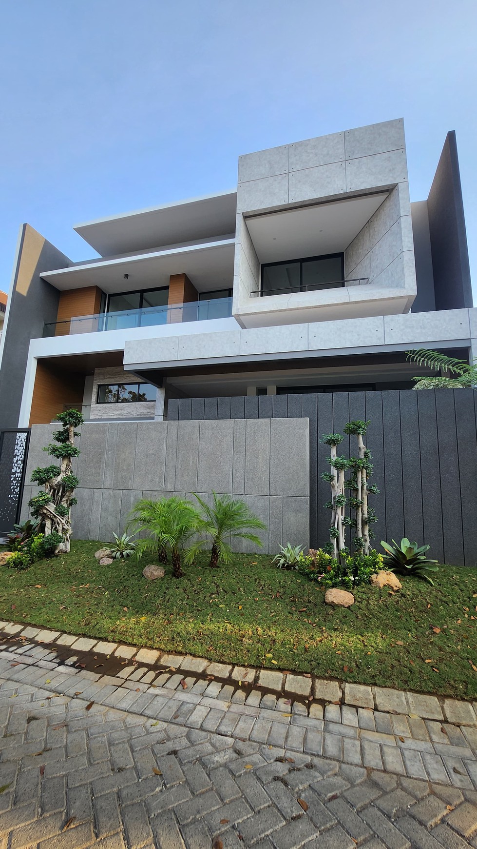 Rumah Baru Pakuwon Indah Surabaya dekat Graha Family, Bukit Darmo Golf, Citraland, Pakuwon Mall, PTC, Supermall