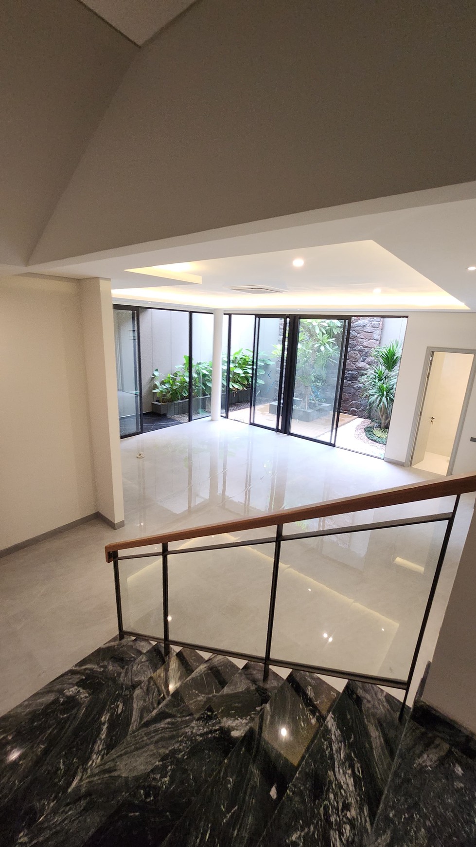 Rumah Baru Pakuwon Indah Surabaya dekat Graha Family, Bukit Darmo Golf, Citraland, Pakuwon Mall, PTC, Supermall