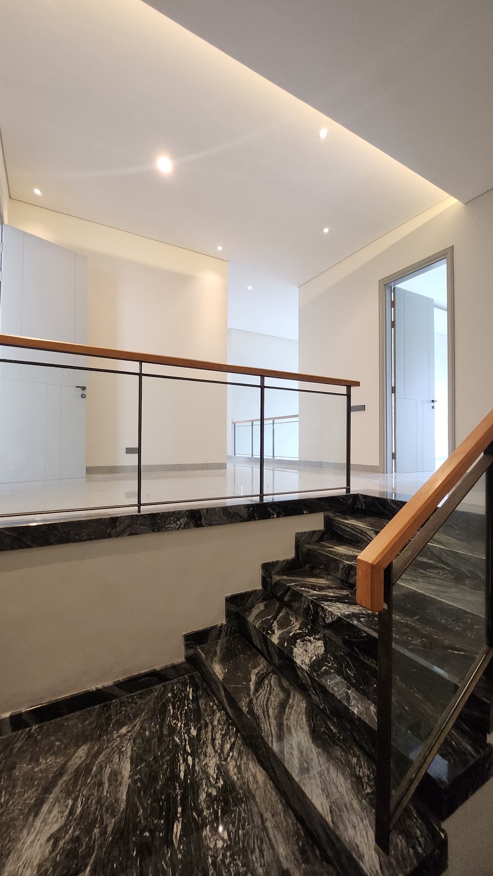 Rumah Baru Pakuwon Indah Surabaya dekat Graha Family, Bukit Darmo Golf, Citraland, Pakuwon Mall, PTC, Supermall