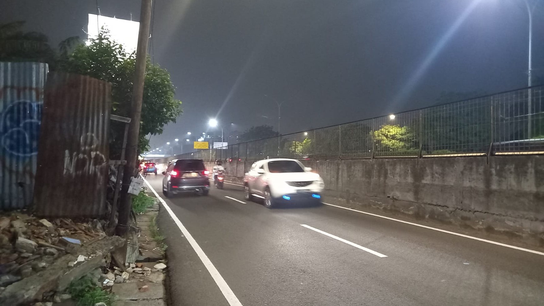 Ruang Usaha Lokasi Strategis dekat Tol di Kebon Jeruk 