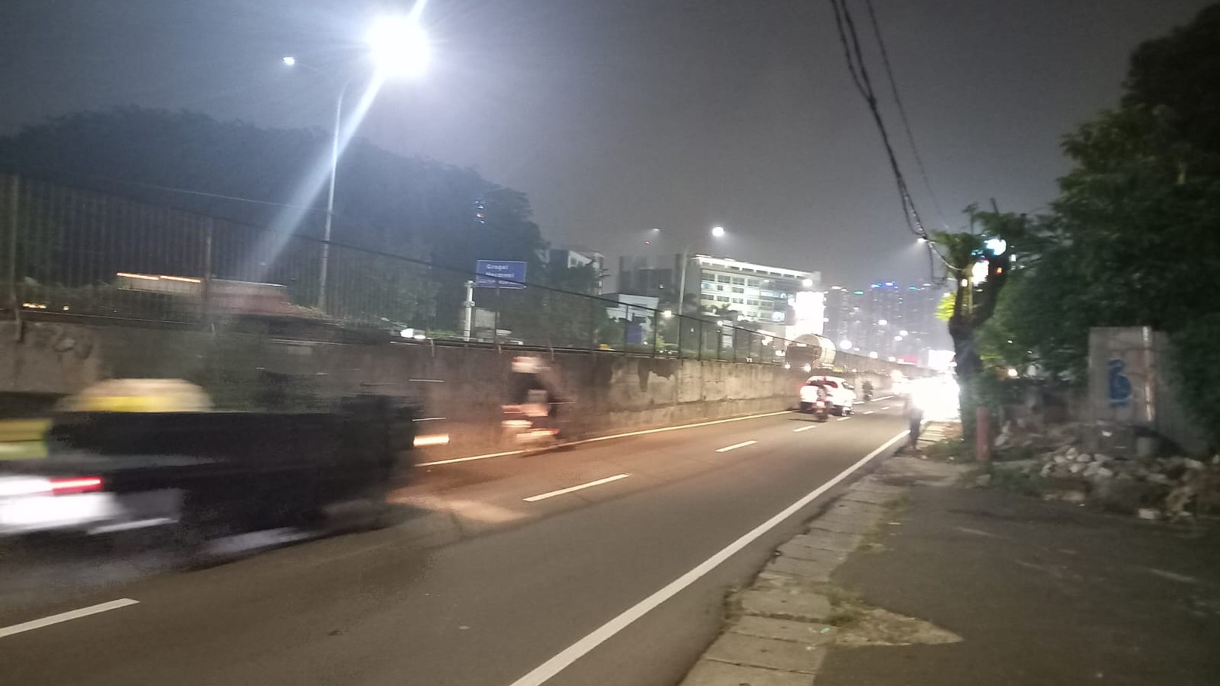 Ruang Usaha Lokasi Strategis dekat Tol di Kebon Jeruk 