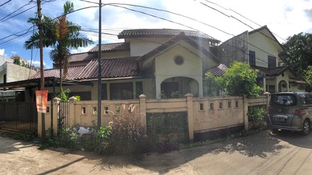 Rumah dengan 2 Bangunan Lokasi Strategis di Mampang