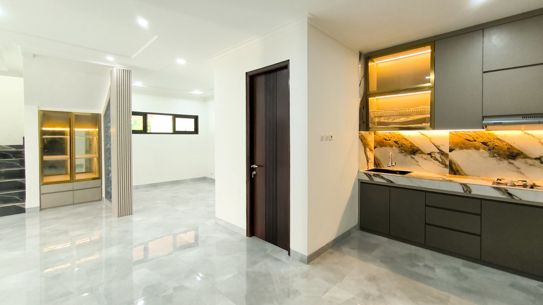 Rumah Bagus,dalam ruangan rapih  di Bintaro Jaya 9