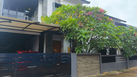 Di Jual Rumah 2 Lantai Bagus dan Mewah lokasi sangat strategis di Pondok Cabe, Tangerang Selatan.