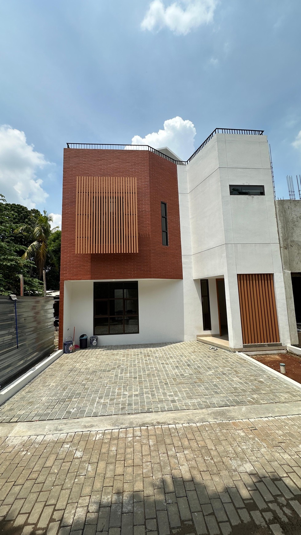 Brand New Townhouse 2 lantai + RoofTop lokasi di Kejaksaan, Kreo, Larangan, Tangerang Total ada 6 unit rumah