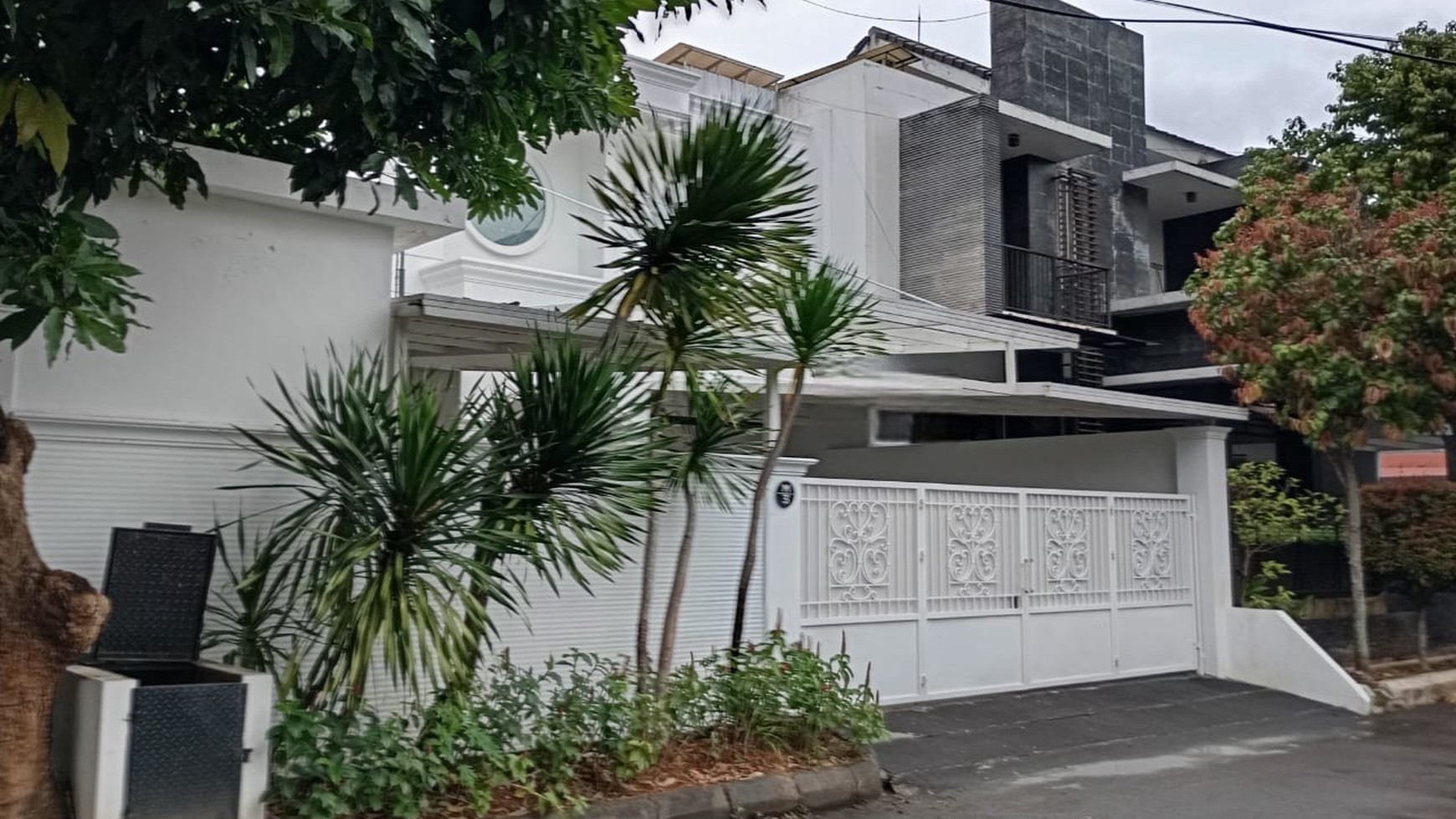 Rumah baru dan mewah  2 lantai lokasi strategis Villa Delima, Lebak Bulus - Jakarta Selatan.