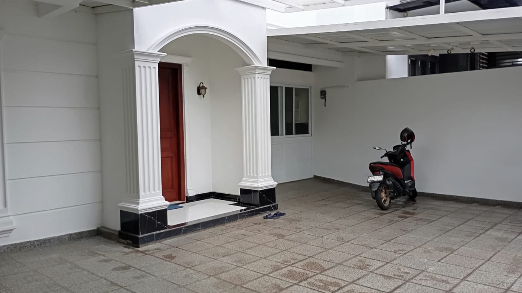 Rumah baru dan mewah  2 lantai lokasi strategis Villa Delima, Lebak Bulus - Jakarta Selatan.