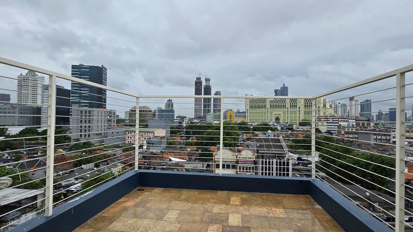 Ruang usaha instagramable di Roof Top hotel untuk Restaurant atau cafe luas 500 m2 di Tanah abang, Jakarta pusat