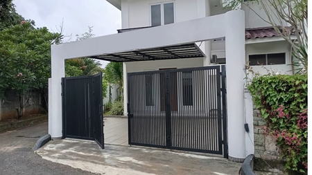 Rumah baru dan mewah  2 lantai lokasi strategis Villa Delima, di Lebak Bulus - Jakarta Selatan.