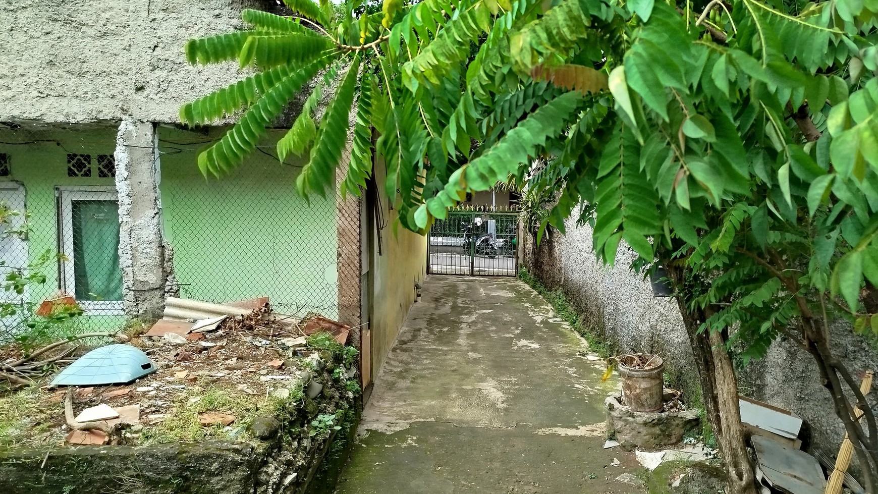 Rumah di Stasiun Pondok Cina Depok selangkah ke kampus UI cocok untuk Kos