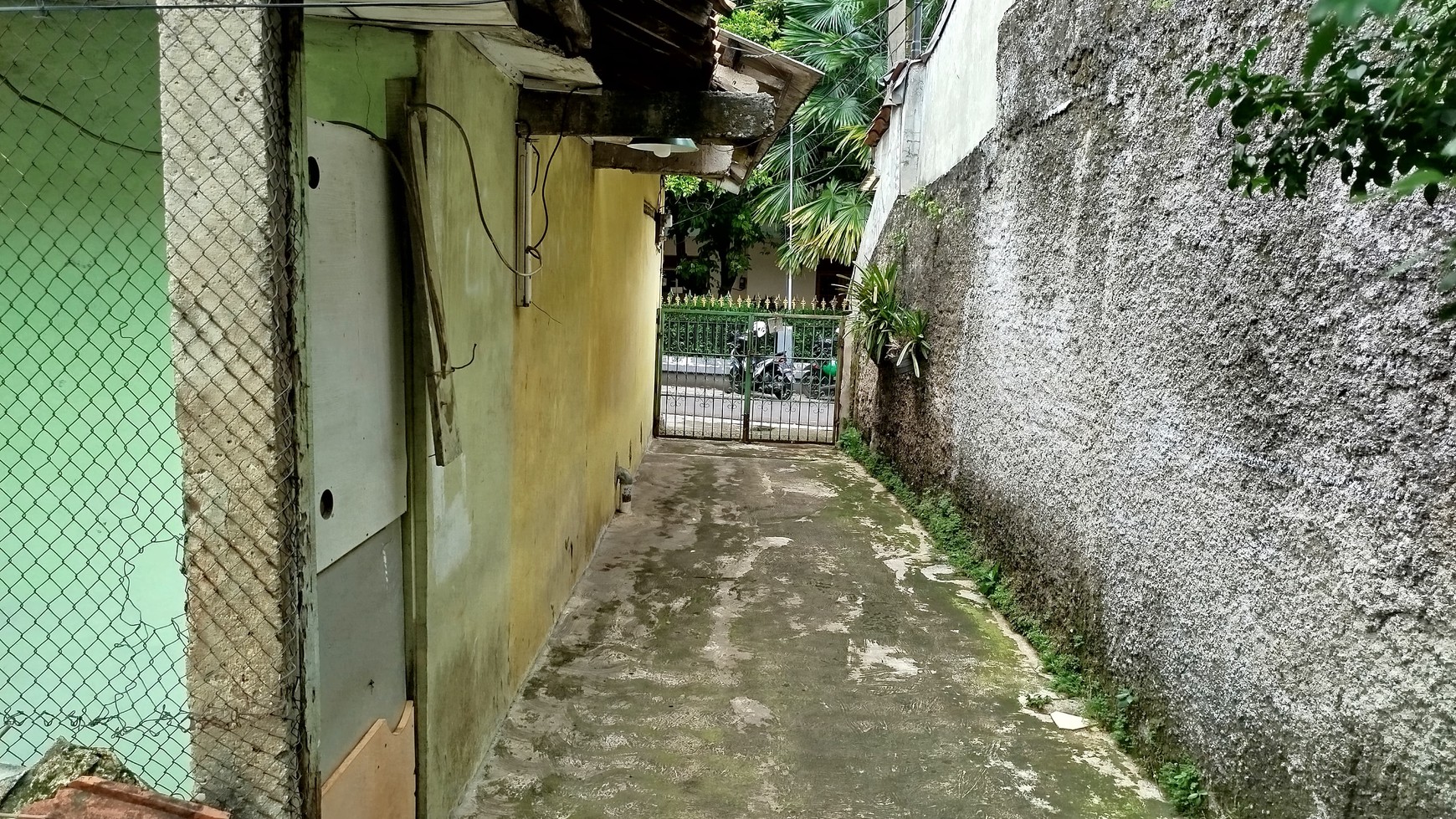 Rumah di Stasiun Pondok Cina Depok selangkah ke kampus UI cocok untuk Kos