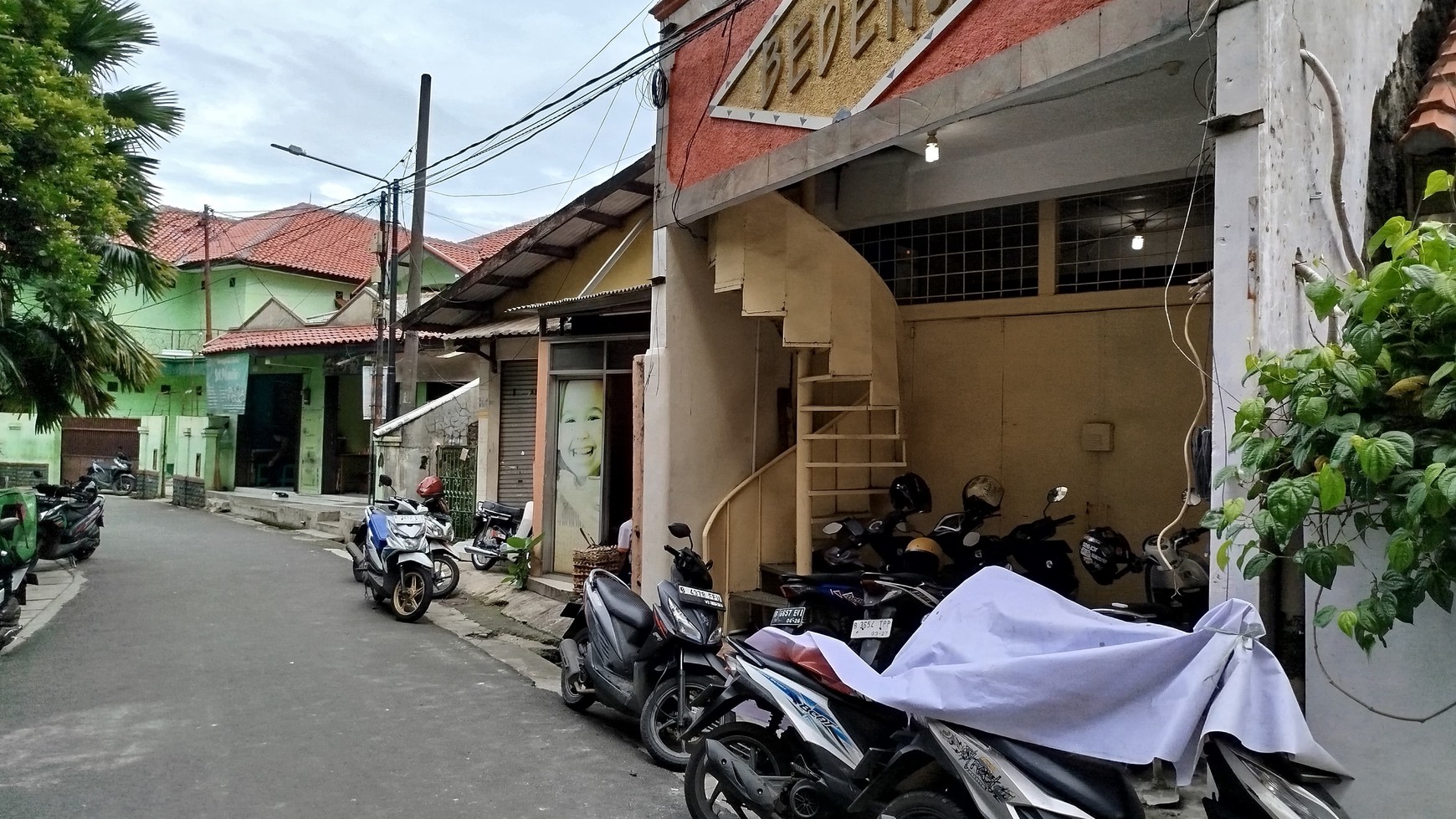 Rumah di Stasiun Pondok Cina Depok selangkah ke kampus UI cocok untuk Kos