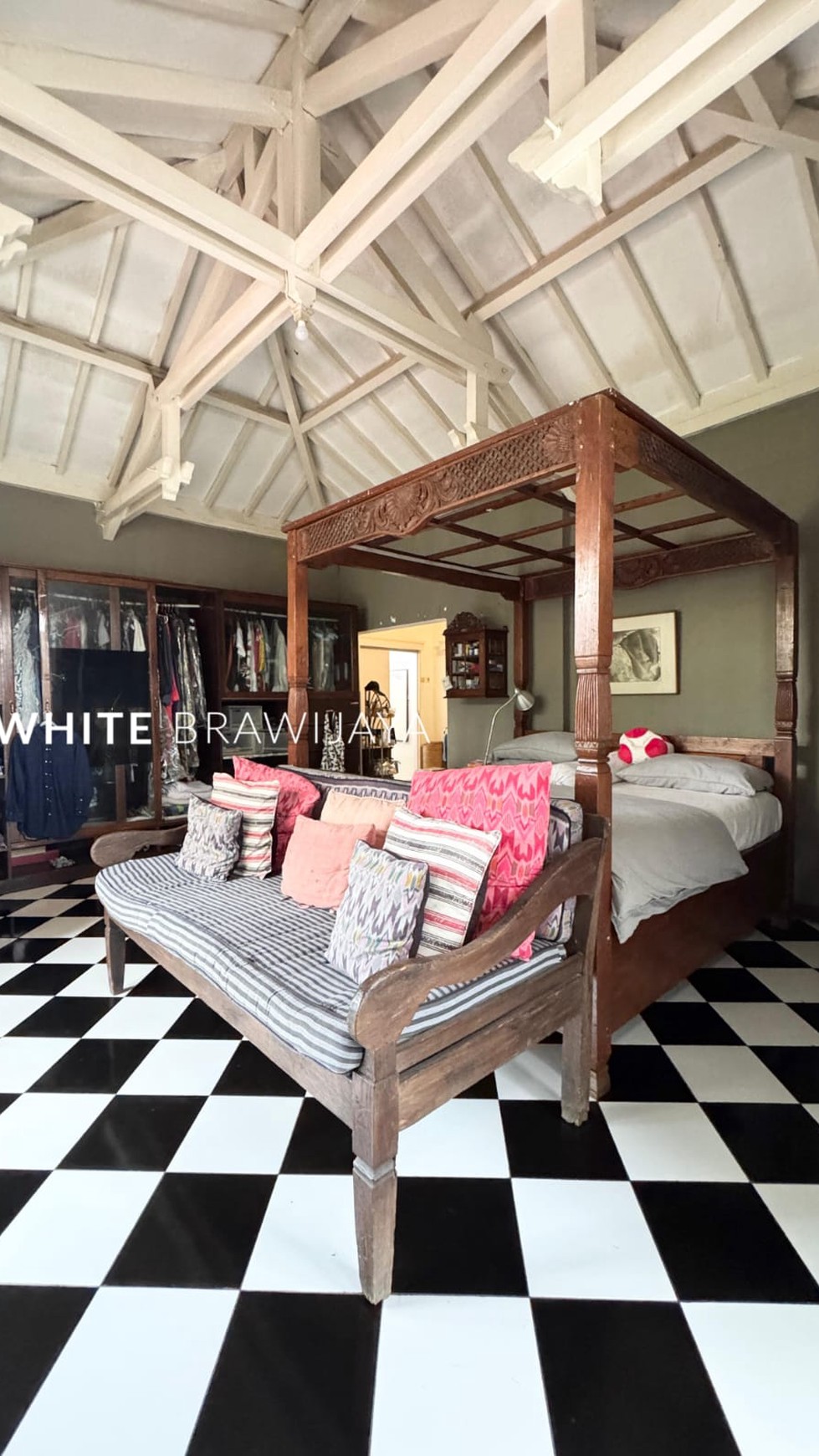 Rumah Tua Lingkungan Tenang Area Jagakarsa