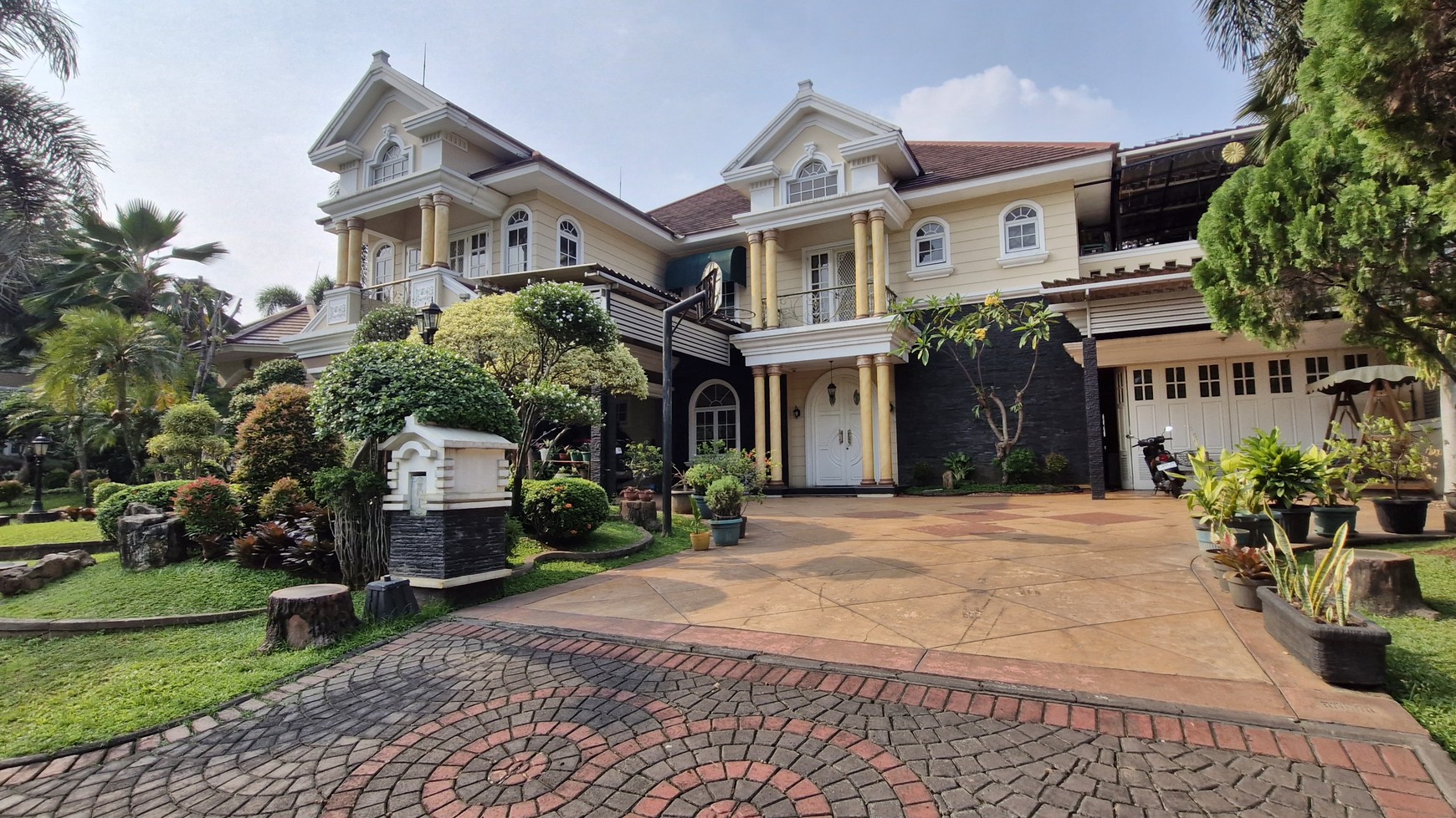 Rumah Mewah 2 Lantai Hoek, Hadap Taman