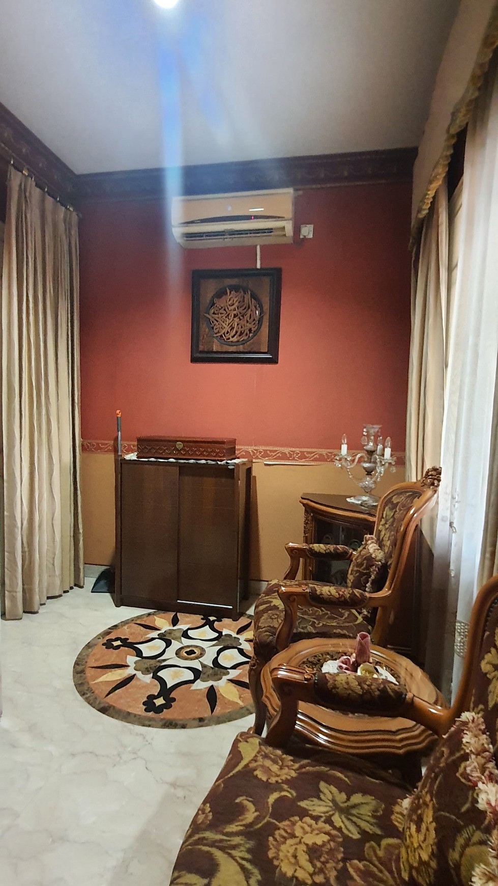 Rumah Mewah 2 Lantai Hoek, Hadap Taman