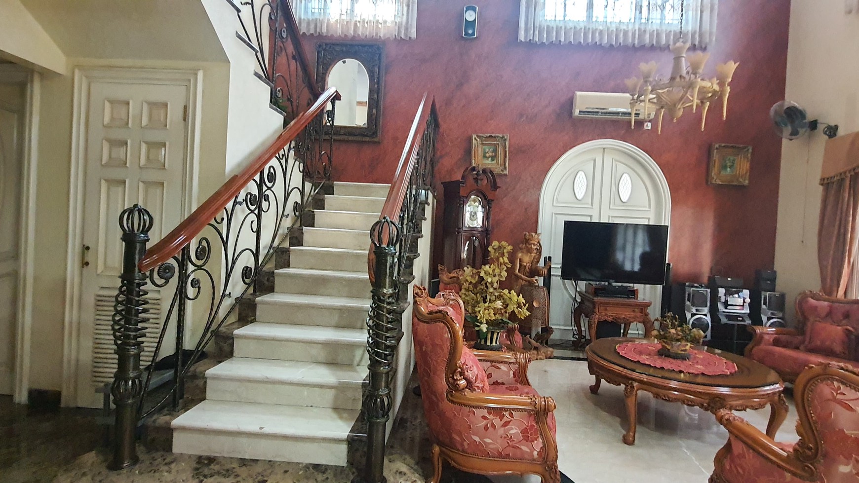 Rumah Mewah 2 Lantai Hoek, Hadap Taman