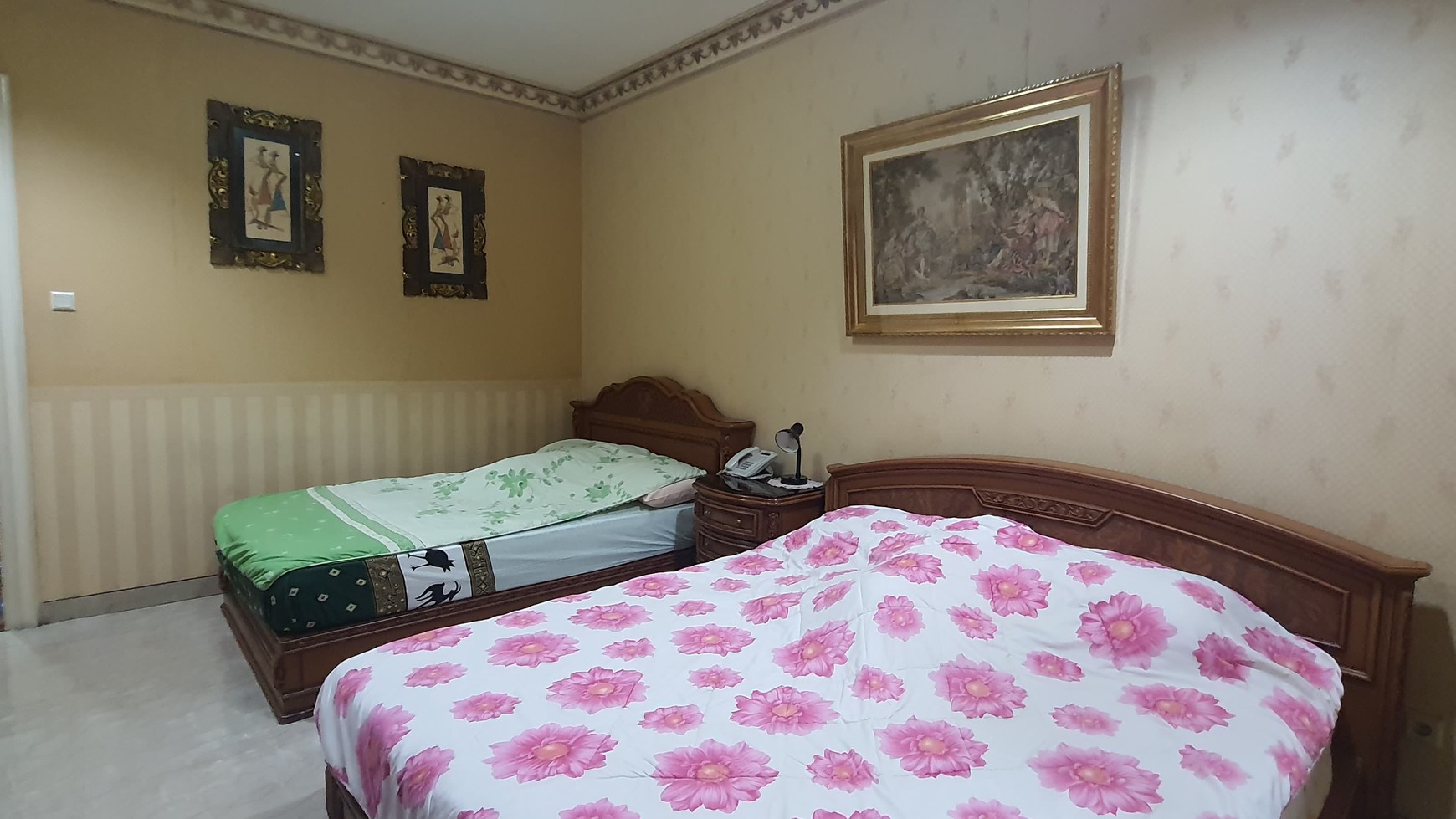 Rumah Mewah 2 Lantai Hoek, Hadap Taman