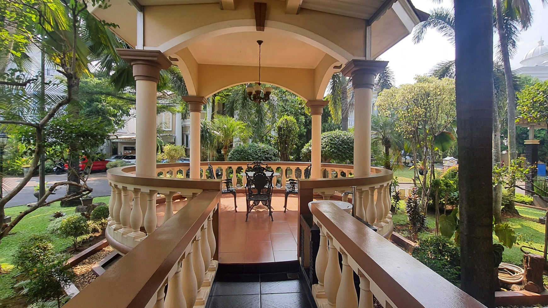 Rumah Mewah 2 Lantai Hoek, Hadap Taman