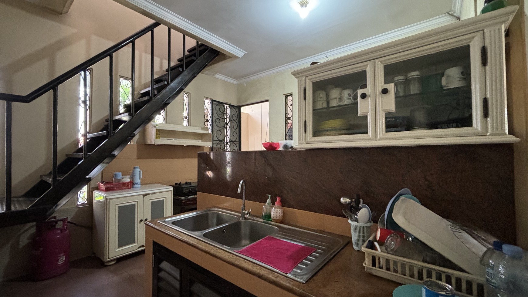 Rumah Mewah 2 Lantai Hoek, Hadap Taman