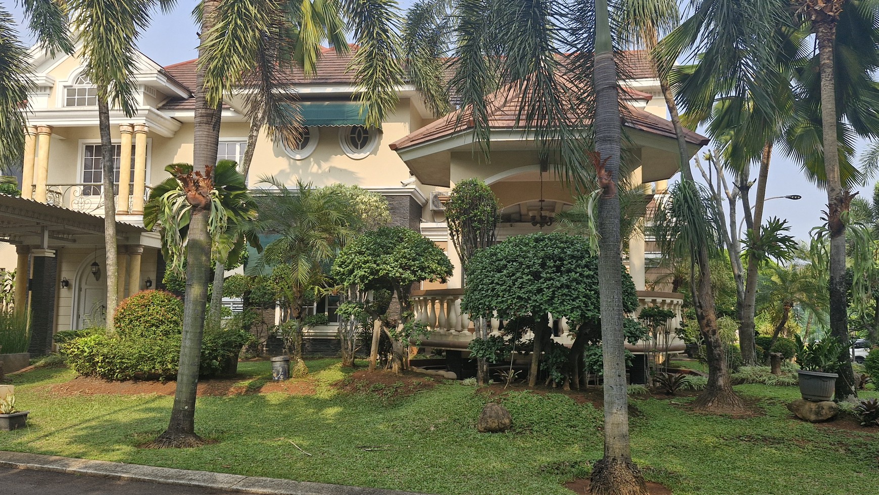 Rumah Mewah 2 Lantai Hoek, Hadap Taman