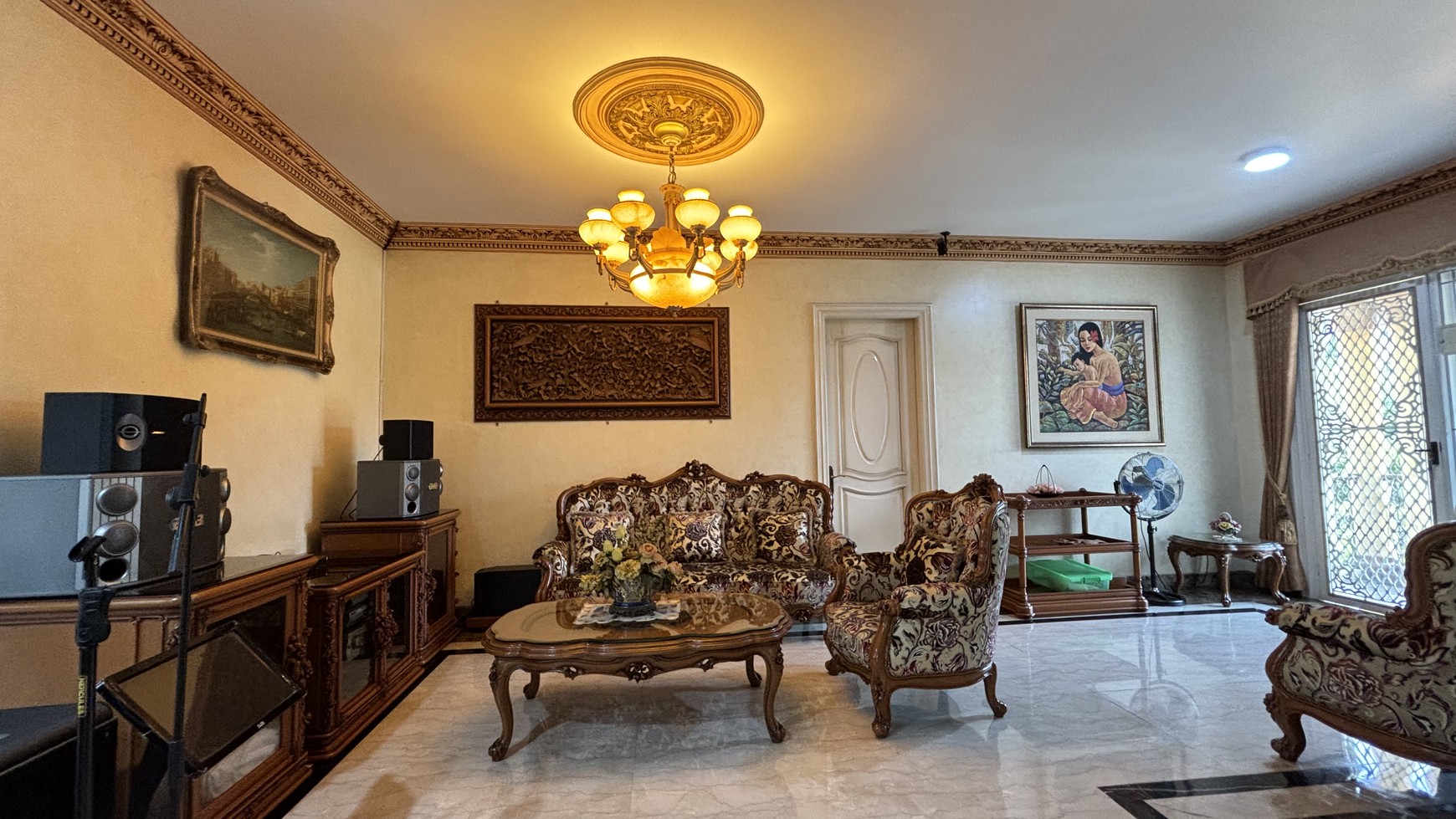 Rumah Mewah 2 Lantai Hoek, Hadap Taman