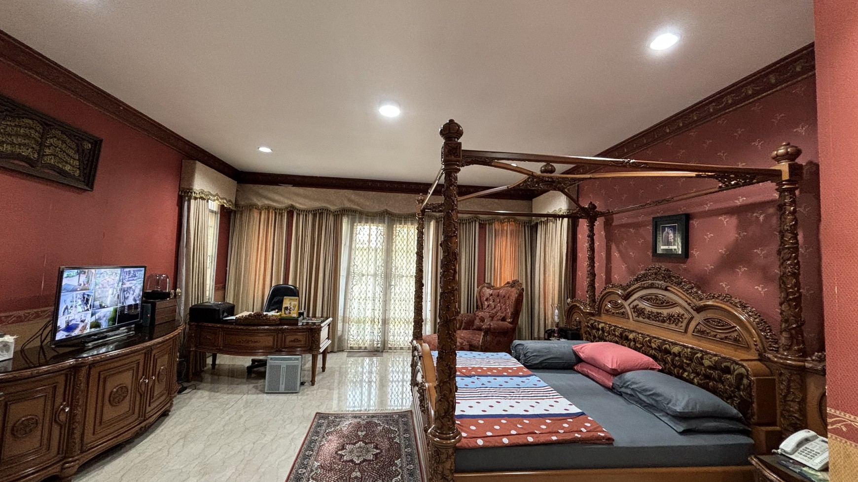 Rumah Mewah 2 Lantai Hoek, Hadap Taman