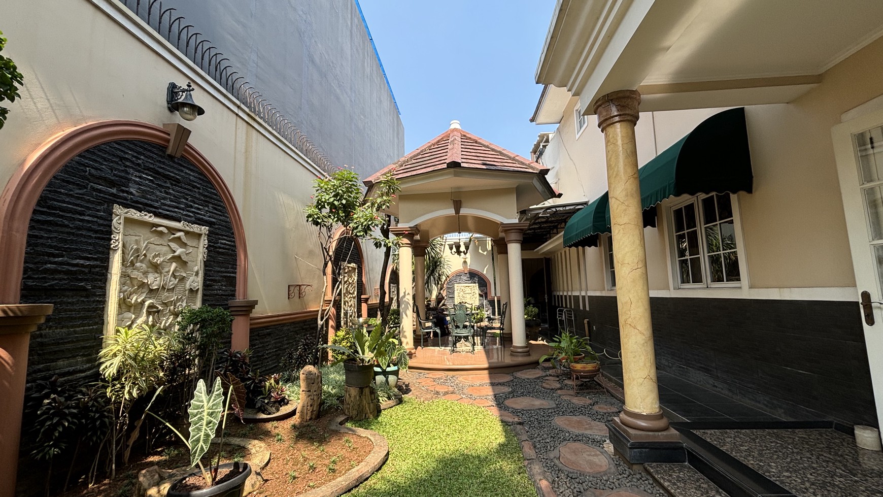 Rumah Mewah 2 Lantai Hoek, Hadap Taman